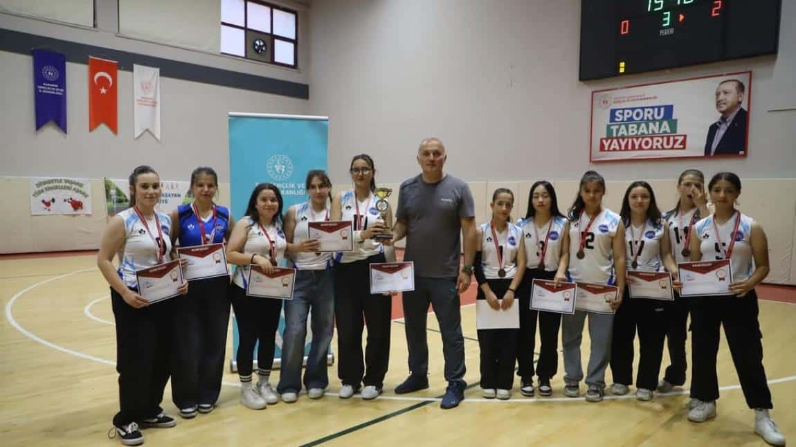 KIZ VOLEYBOL TAKIMIMIZ İL DÖRDÜNCÜSÜ OLDU.
